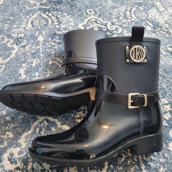 🍁Beautiful Guess Like New Rain Boots - Picture 4 of 7
